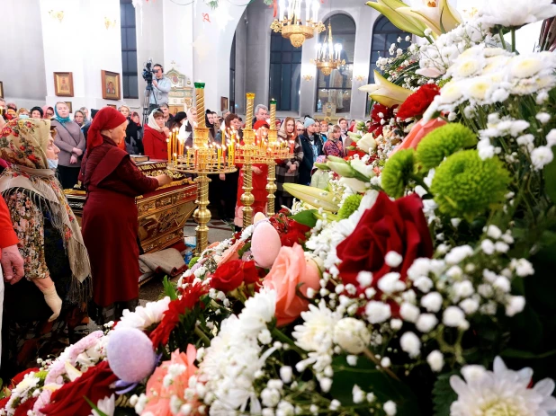 Пасхальная служба в Александро-Невском соборе в Барнауле. 24 апреля 2022 года.