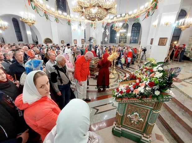 Пасхальная служба в Александро-Невском соборе в Барнауле. 24 апреля 2022 года.