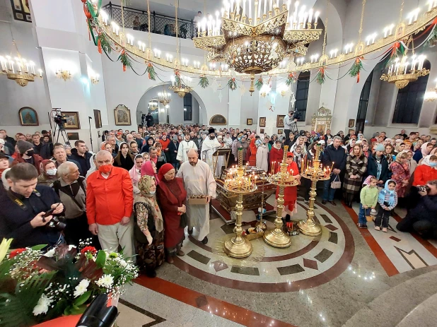 Пасхальная служба в Александро-Невском соборе в Барнауле. 24 апреля 2022 года.