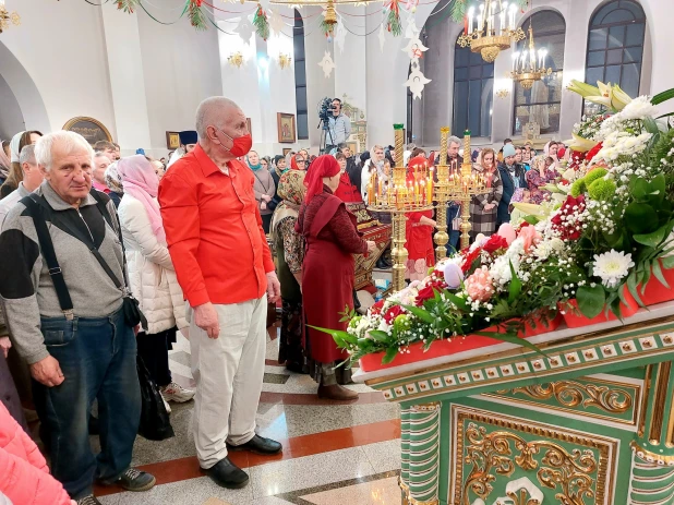 Пасхальная служба в Александро-Невском соборе в Барнауле. 24 апреля 2022 года.