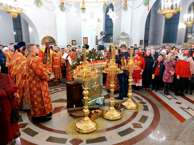 Пасхальная служба в Александро-Невском соборе в Барнауле. 24 апреля 2022 года.