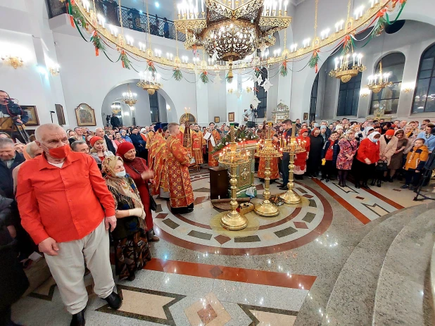 Пасхальная служба в Александро-Невском соборе в Барнауле. 24 апреля 2022 года.