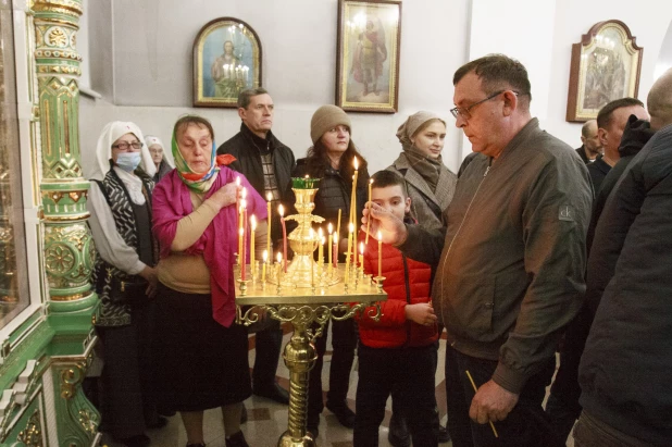 Пасхальная служба в Александро-Невском соборе в Барнауле. 24 апреля 2022 года.