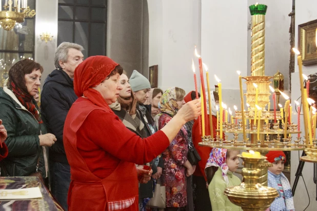 Пасхальная служба в Александро-Невском соборе в Барнауле. 24 апреля 2022 года.