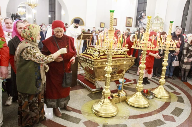 Пасхальная служба в Александро-Невском соборе в Барнауле. 24 апреля 2022 года.