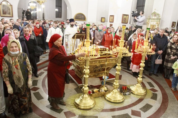 Пасхальная служба в Александро-Невском соборе в Барнауле. 24 апреля 2022 года.