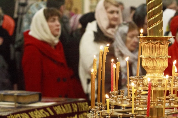 Пасхальная служба в Александро-Невском соборе в Барнауле. 24 апреля 2022 года.