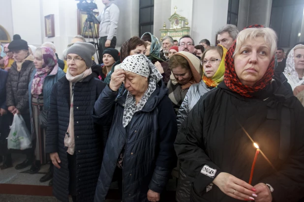 Пасхальная служба в Александро-Невском соборе в Барнауле. 24 апреля 2022 года.