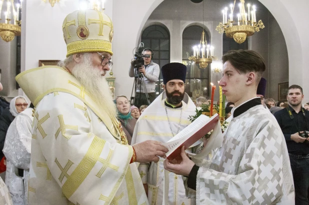 Пасхальная служба в Александро-Невском соборе в Барнауле. 24 апреля 2022 года.