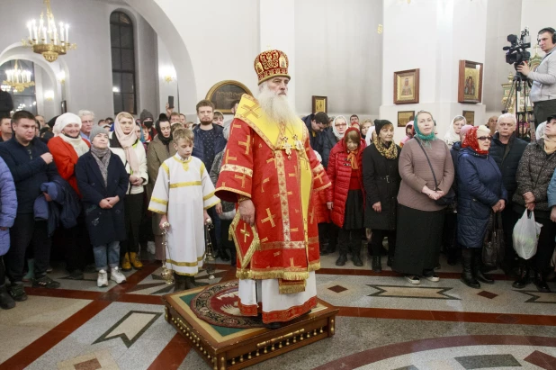 Пасхальная служба в Александро-Невском соборе в Барнауле. 24 апреля 2022 года.