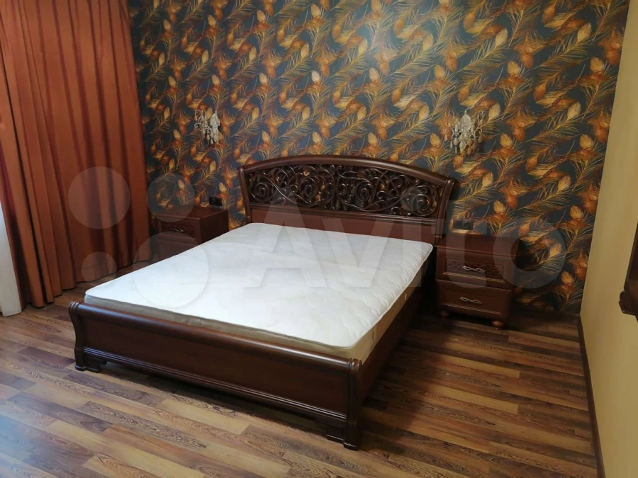 «Трешка» с «золотой» гостиной и спальней с павлиньими перьями на стене на пр. Комсомольский, 45-а за 45 тыс. рублей в месяц.