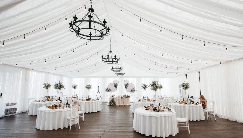 Презентабельный интерьер шатра.