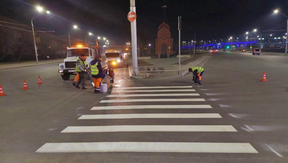 В Барнауле с приходом хорошей погоды возобновили нанесение дорожной разметки по ночам