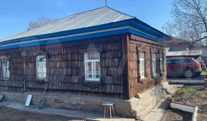В центре Барнаула за 3,5 млн рублей продается деревянный дом-"дракон".