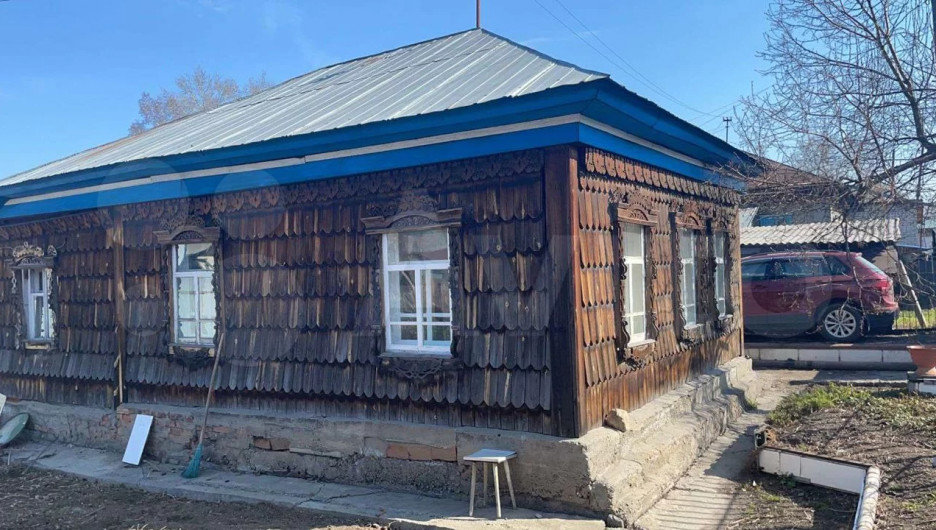 В центре Барнаула за 3,5 млн рублей продается деревянный дом-"дракон".