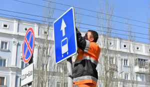 В Барнауле начали знаки для выделенных полос и запрета парковки в преддверии ремонта моста