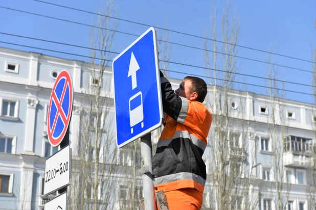 В Барнауле начали знаки для выделенных полос и запрета парковки в преддверии ремонта моста