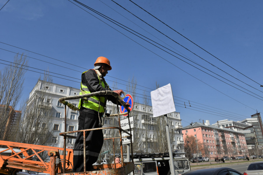 В Барнауле начали знаки для выделенных полос и запрета парковки в преддверии ремонта моста