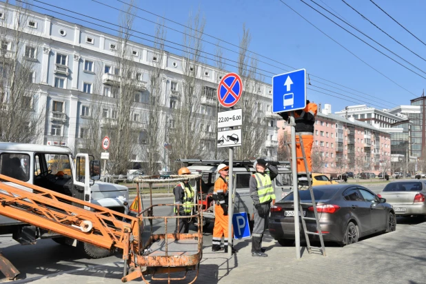 В Барнауле начали знаки для выделенных полос и запрета парковки в преддверии ремонта моста