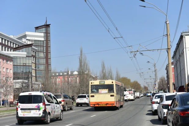 В Барнауле начали знаки для выделенных полос и запрета парковки в преддверии ремонта моста