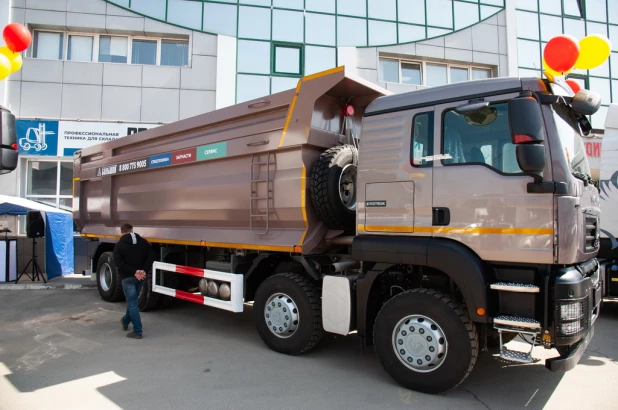 Тягачи и самосвалы от завода Sinotruk.