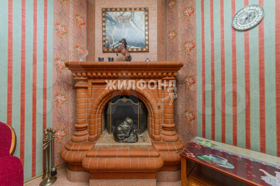 В Барнауле за 20 млн рублей продается коттедж, где можно открыть гостиницу или банный комплекс.
