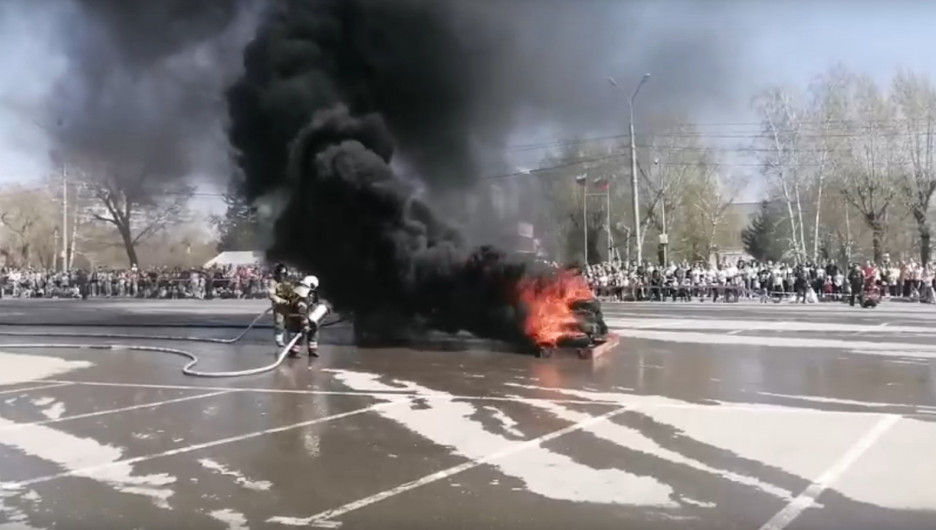 Шоу пожарных на площади Свободы в Барнауле