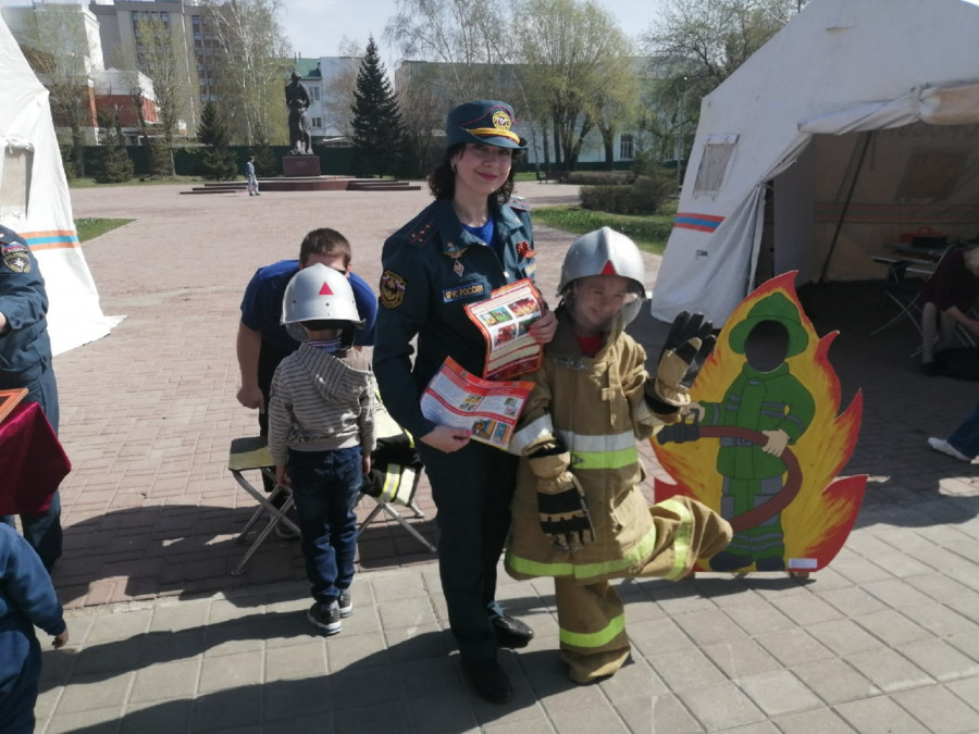 Шоу пожарных на площади Свободы в Барнауле