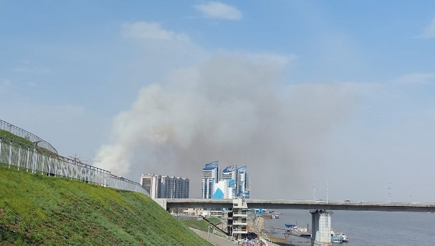 Столб дыма с набережной Барнаула