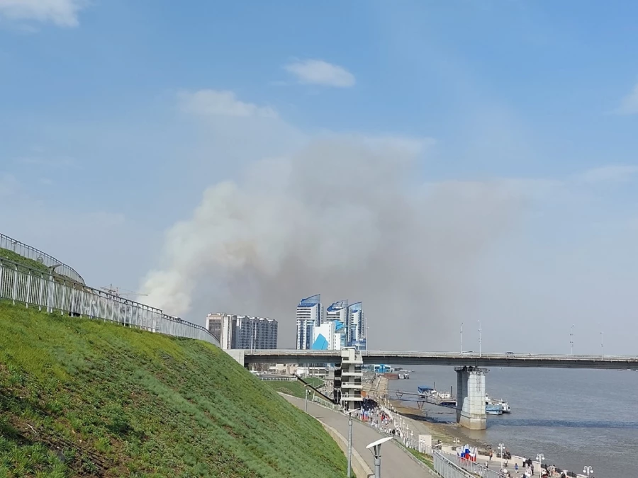 Столб дыма с набережной Барнаула