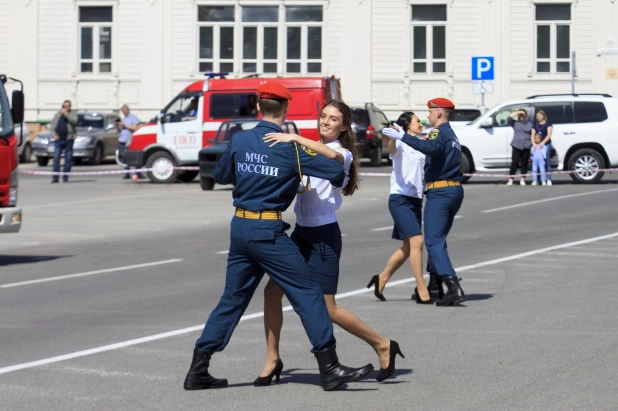 Алтайские спасатели провели показательные выступления в Барнауле 1 мая 2022 год