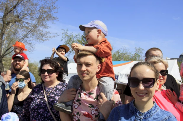 Алтайские спасатели провели показательные выступления в Барнауле 1 мая 2022 год