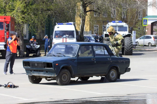 Алтайские спасатели провели показательные выступления в Барнауле 1 мая 2022 год