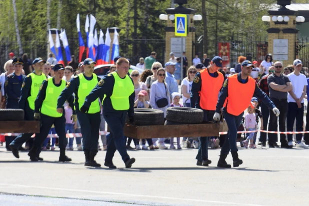 Алтайские спасатели провели показательные выступления в Барнауле 1 мая 2022 год