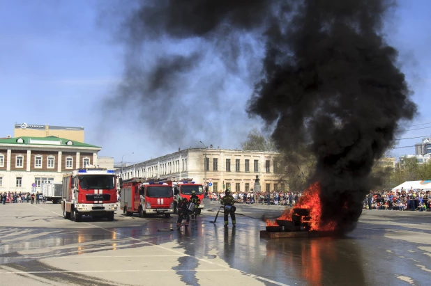 Алтайские спасатели провели показательные выступления в Барнауле 1 мая 2022 год