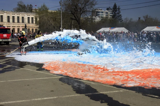 Алтайские спасатели провели показательные выступления в Барнауле 1 мая 2022 год