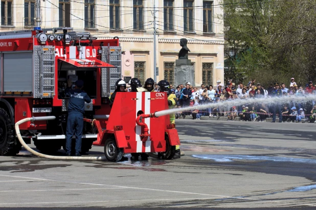 Алтайские спасатели провели показательные выступления в Барнауле 1 мая 2022 год