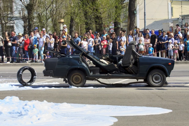 Алтайские спасатели провели показательные выступления в Барнауле 1 мая 2022 год