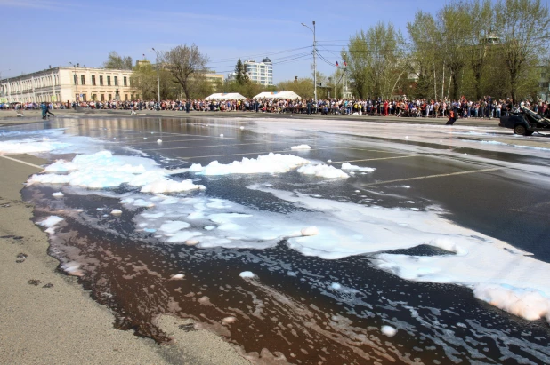 Алтайские спасатели провели показательные выступления в Барнауле 1 мая 2022 год