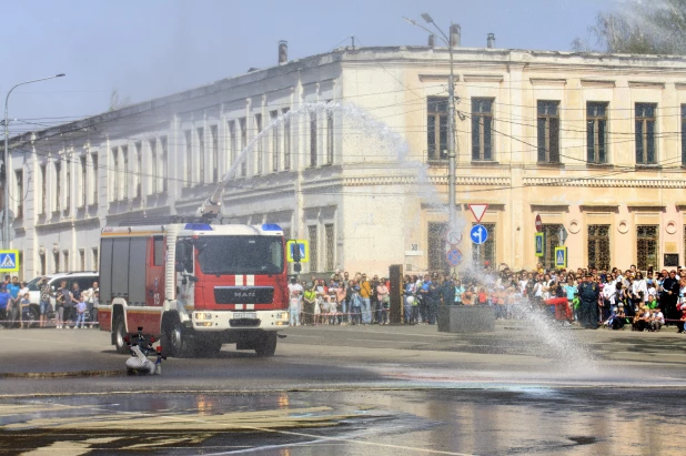 Алтайские спасатели провели показательные выступления в Барнауле 1 мая 2022 год