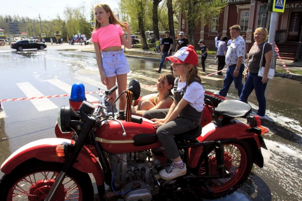 Алтайские спасатели провели показательные выступления в Барнауле 1 мая 2022 год