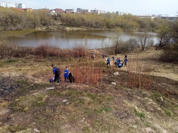 Безымянное озеро в Барнауле очистили от мусора.