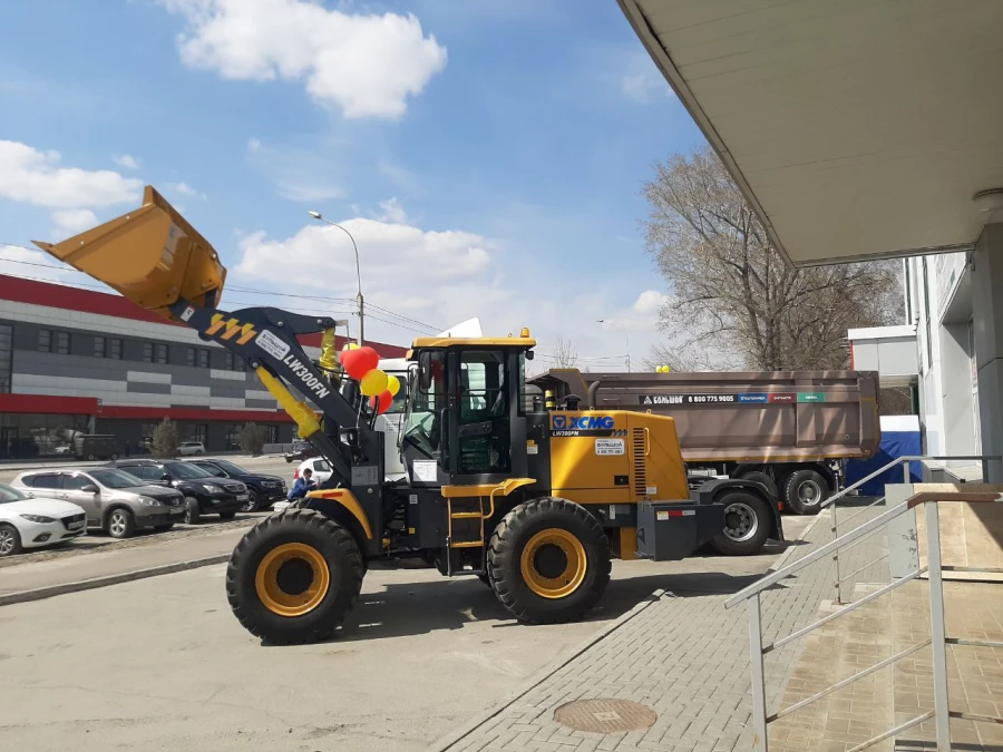 Фронтальный погрузчик LW300FN.