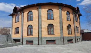 В Барнауле в пр-де Рекордный, 11 за 17 млн рублей продается кирпичный дом в форме веера.