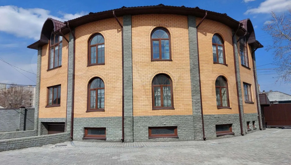 В Барнауле в пр-де Рекордный, 11 за 17 млн рублей продается кирпичный дом в форме веера.
