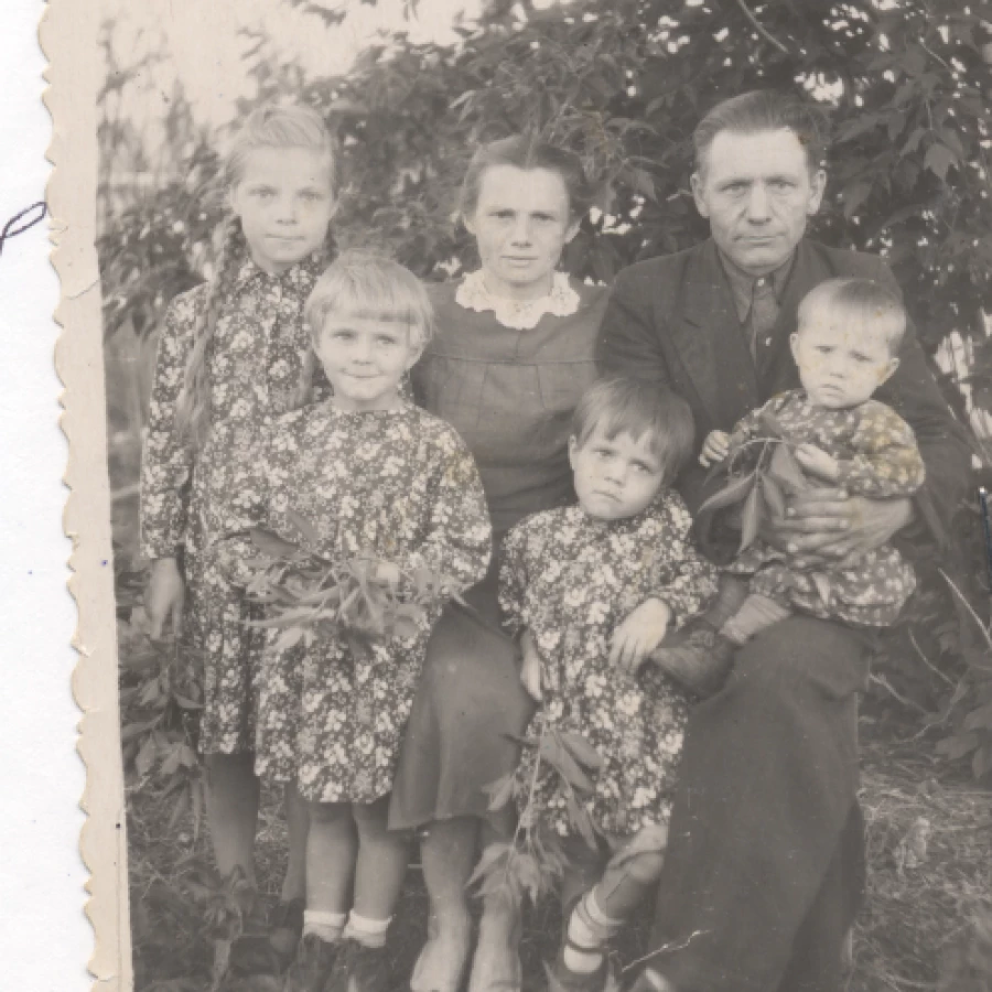 Семья Гниломедовых перед переездом в Алтайский край.
