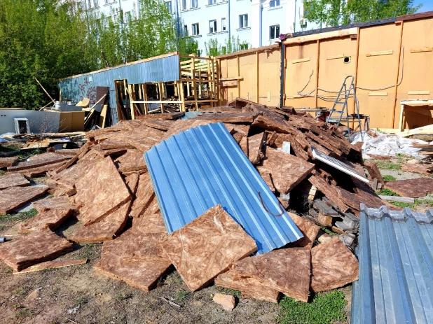 В центре Барнаула сносят скандально известный павильон на ул. Партизанской, 60.