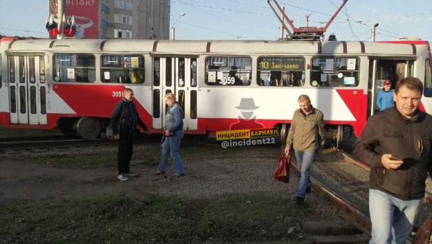 Трамвай сошел с рельс в Барнауле