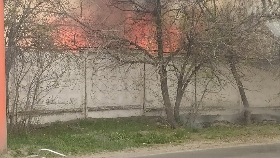 На окраине Барнаула произошел пожар. 