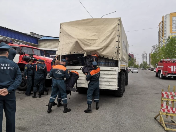 Пожарные Алтайского края отправились в Красноярский край бороться с пожарами.